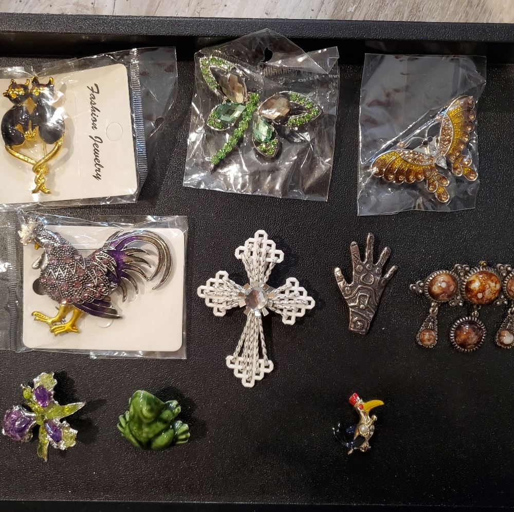 Lot of 10 brooches